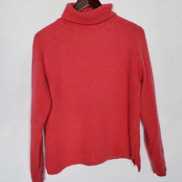 Jeanne Pierre Turtleneck - Picture 6 of 9